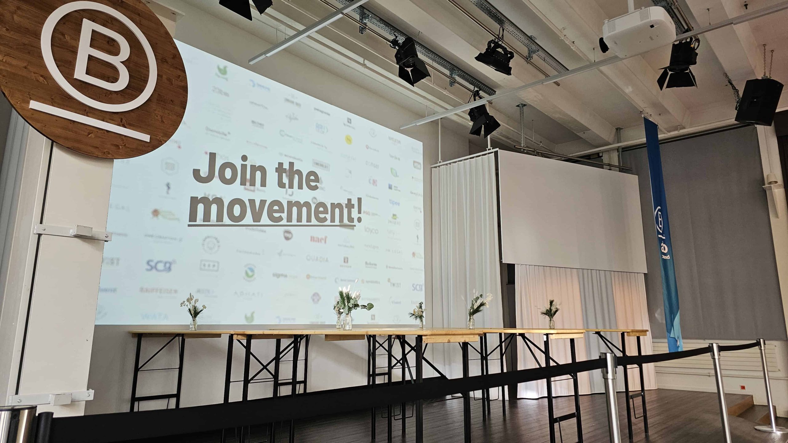 Grosse Leinwand mit Präsentation Join the movement