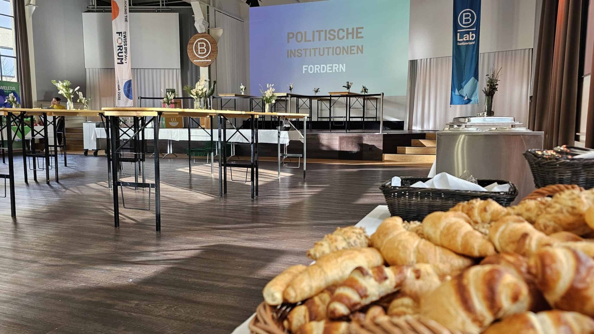 Frische Croissants und Gebäck am Buffet