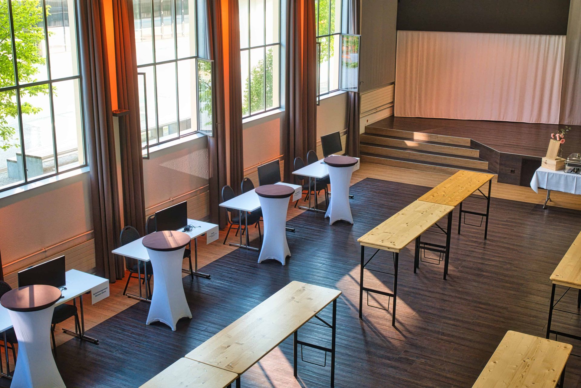 Gangbereich mit Stehtischen für Pausen