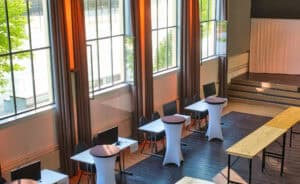 Festlich dekorierter Raum in Bern für Diplomfeiern, Bankette und Abschlusszeremonien