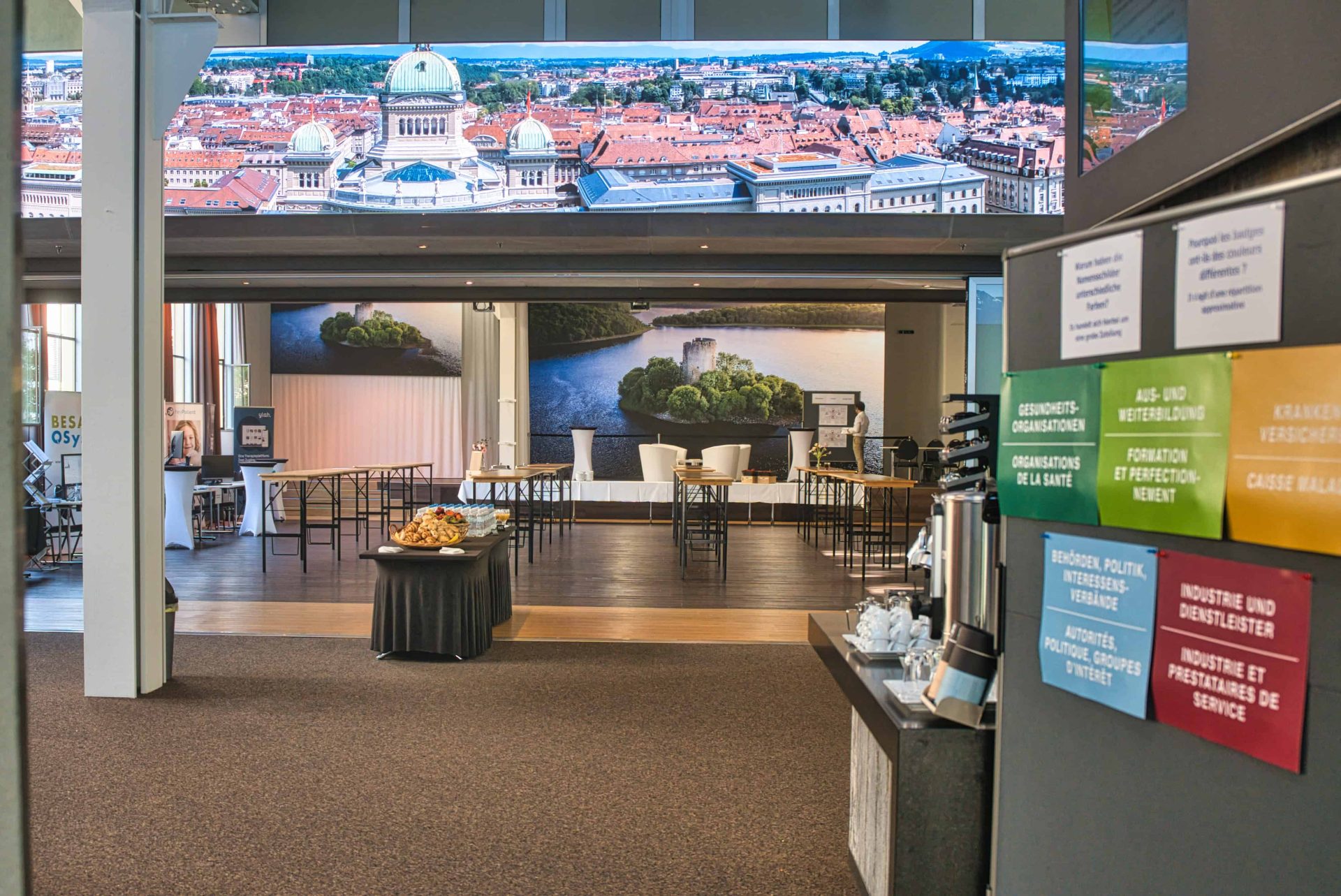 Raum für Stehlunch oder Empfang mit Buffet