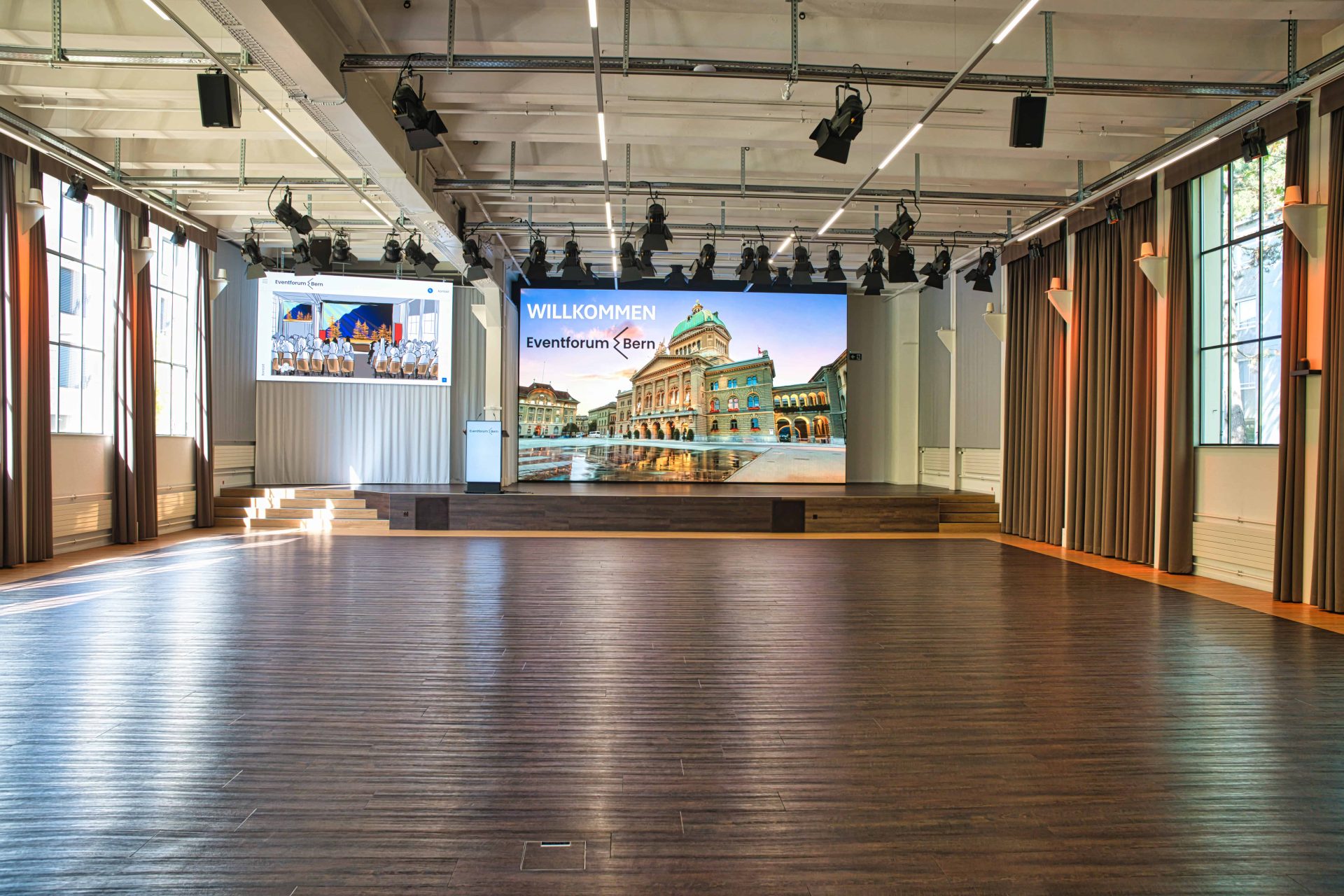 Leere Bühne und Saal mit Holzboden