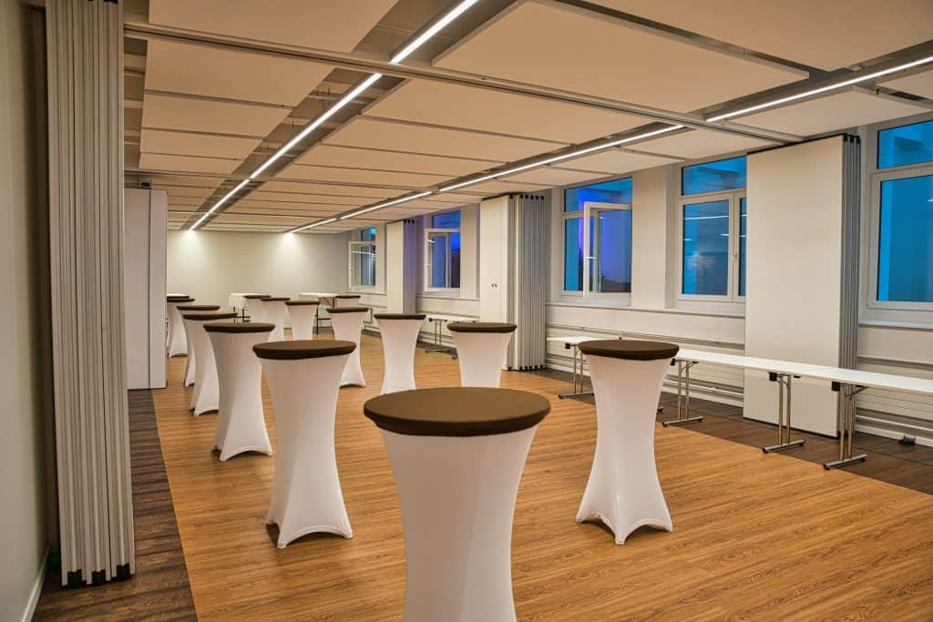 Foyer-Bereich mit Stehtischen