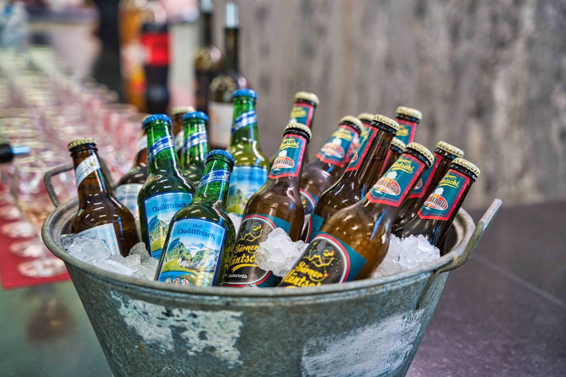 Gekühltes Appenzeller Bier im Eiskübel