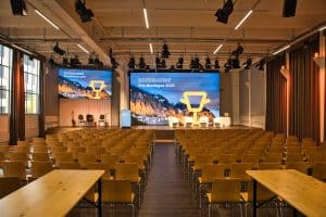 Tagungsraum Bern mit Bühne und 4K LED-Wand für hybride Events und Kongresse