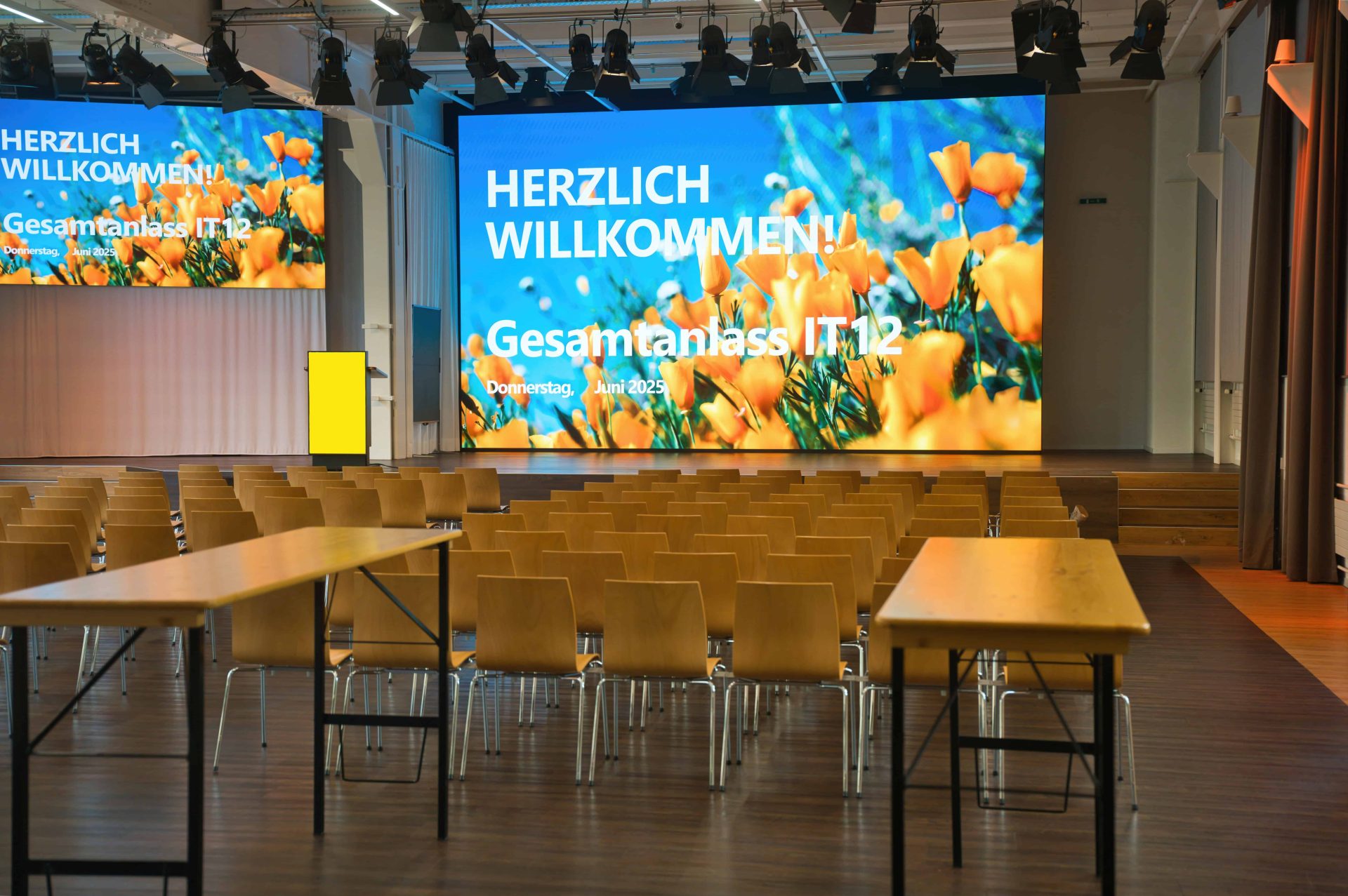 Grosser LED-Screen mit Begrüssungstext Herzlich Willkommen