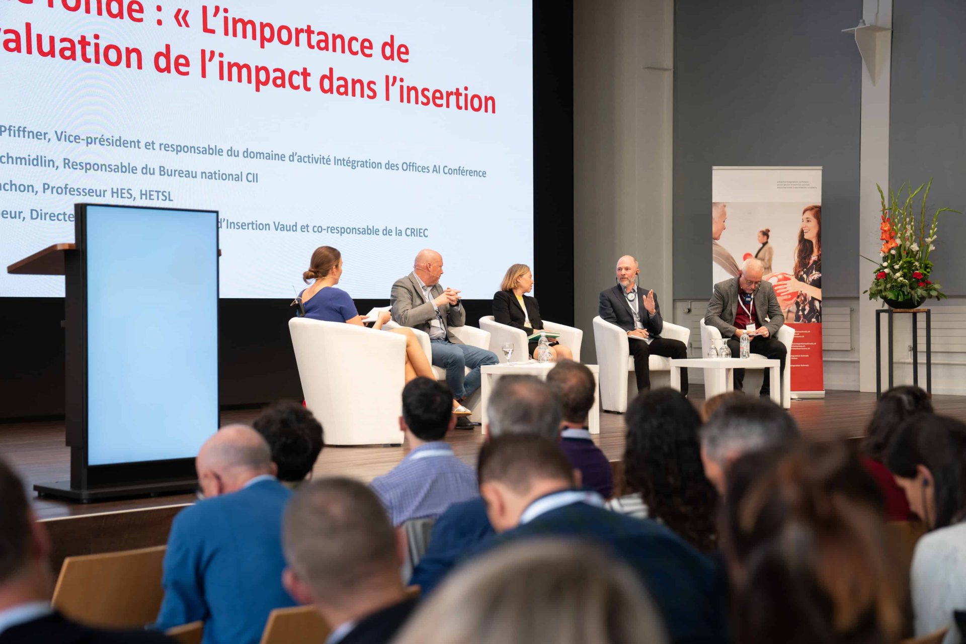 Podiumsdiskussion auf der Bühne mit Experten