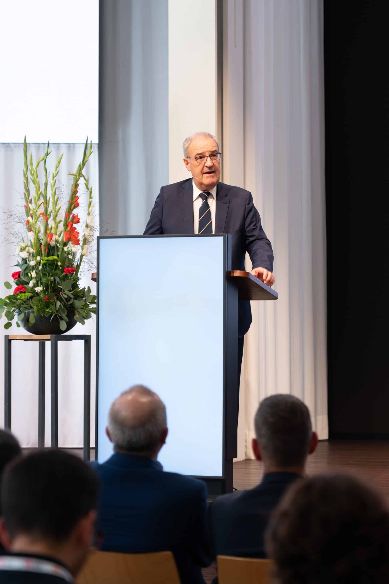 Referent am Rednerpult während eines Vortrags