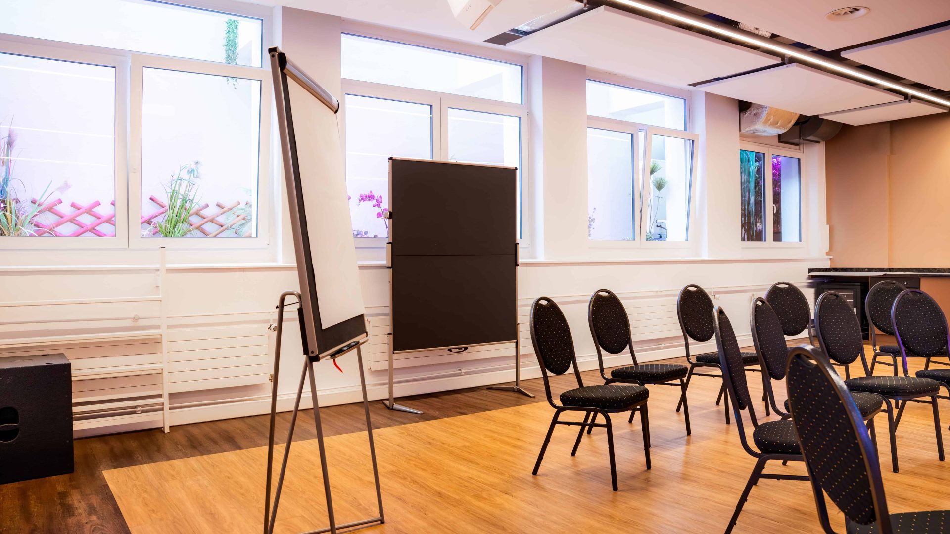 Seminarraum Ausstattung mit Flipchart und Tageslicht
