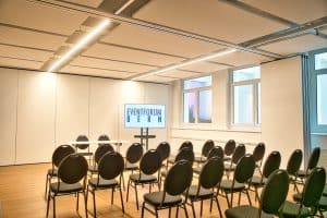 Workshopraum Bern mit Tageslicht und Samsung Screen für kreative Seminare und Gruppenarbeit