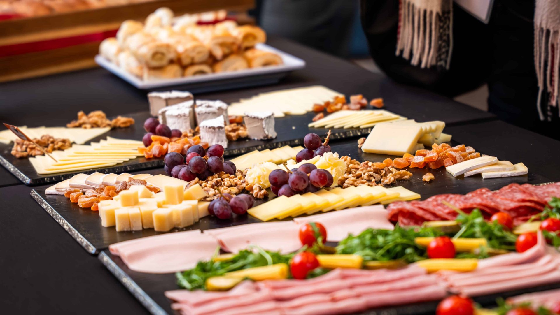 Reichhaltiges Catering-Buffet mit Käseplatte und Früchten
