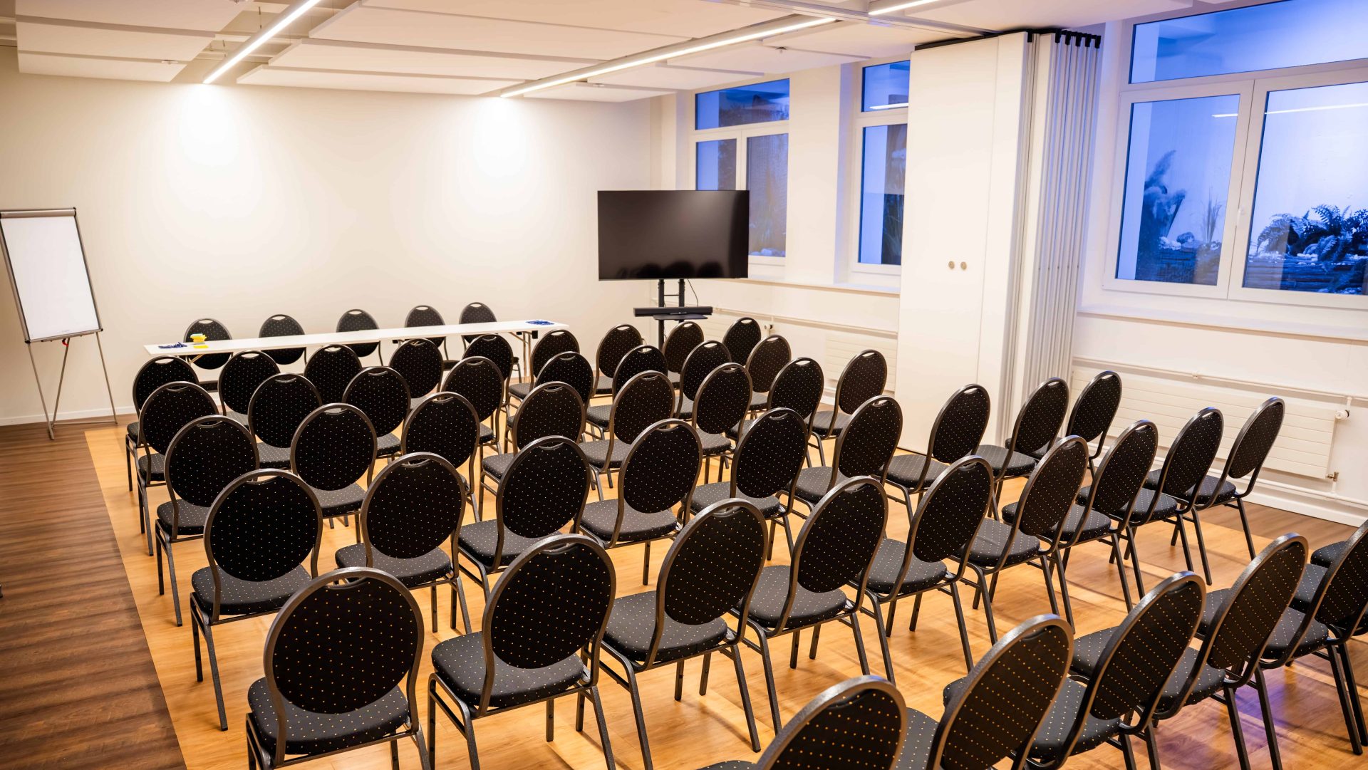 Meetingraum eingerichtet für Präsentationen mit Bildschirm