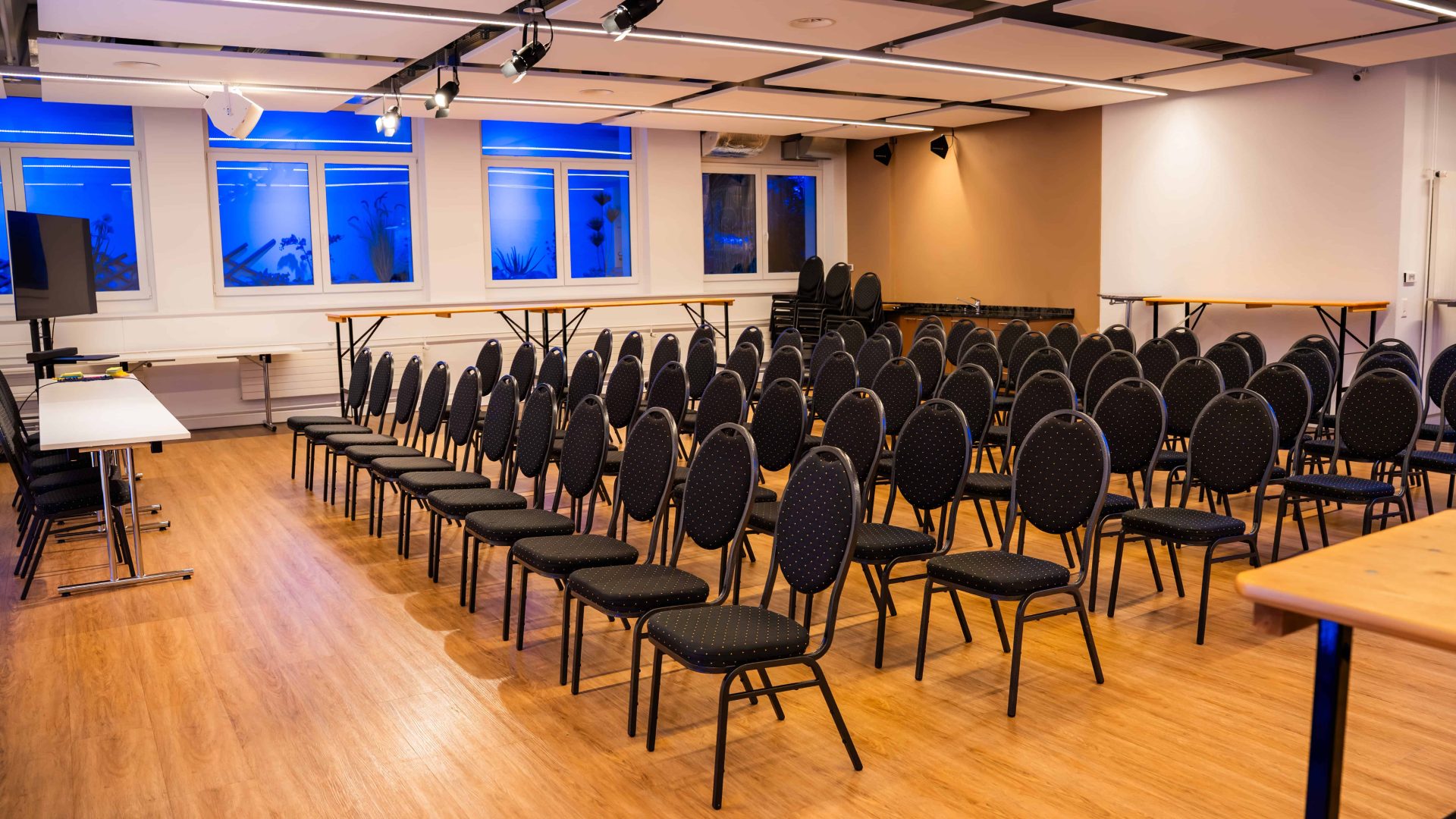 Heller Konferenzraum mit Parkettboden und Konzertbestuhlung
