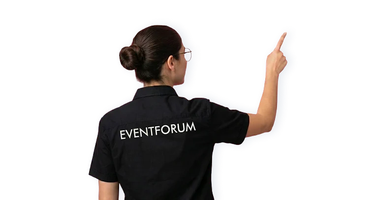 Eventforum-Mitarbeiterin zeigt nach vorne als Symbol für abgestimmte Catering-Koordination.