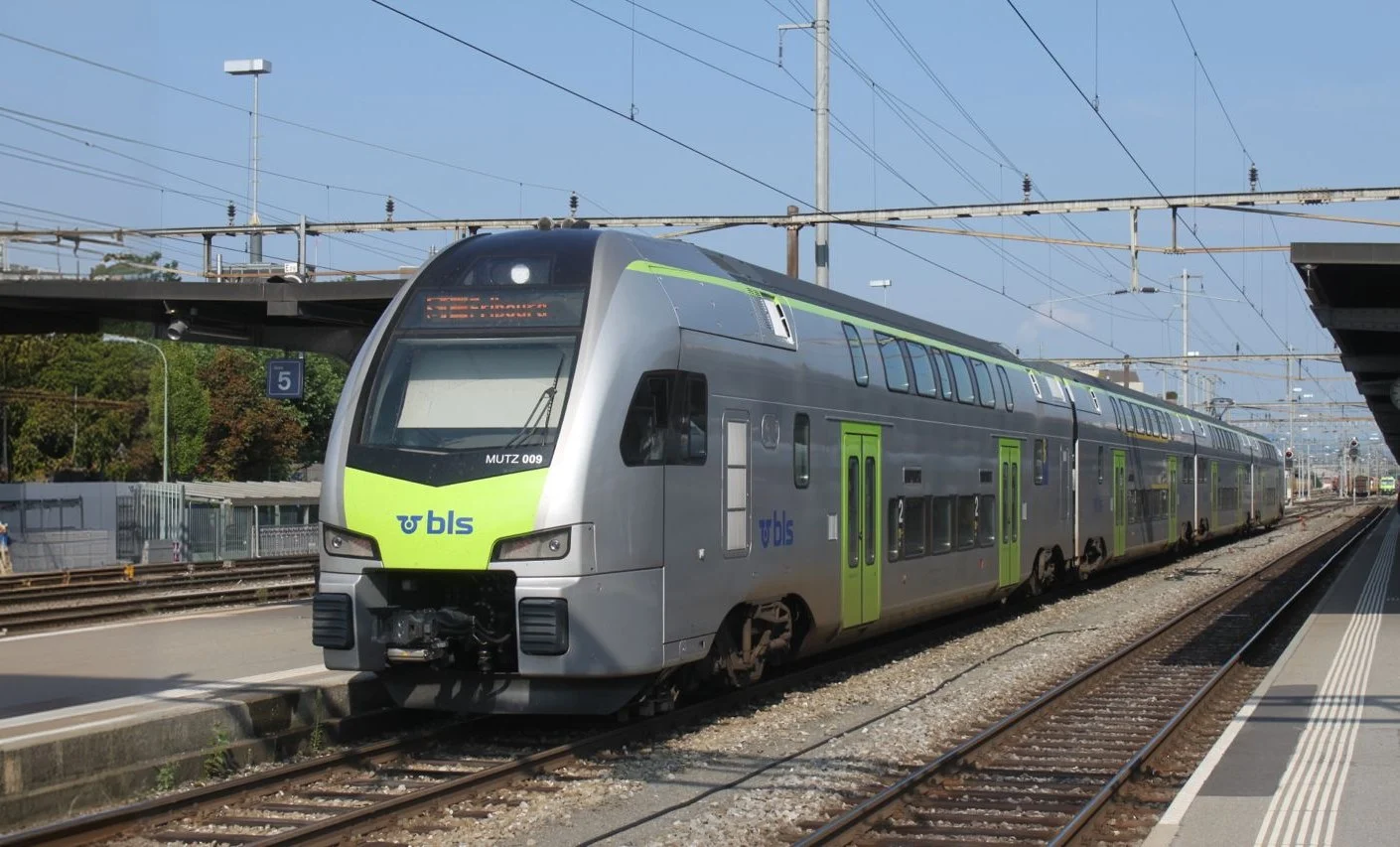 BLS-Zug am Bahnhof – Anreise mit dem Zug zum Eventforum Bern
