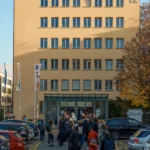 Gäste vor dem Eingang Fabrikstrasse 12