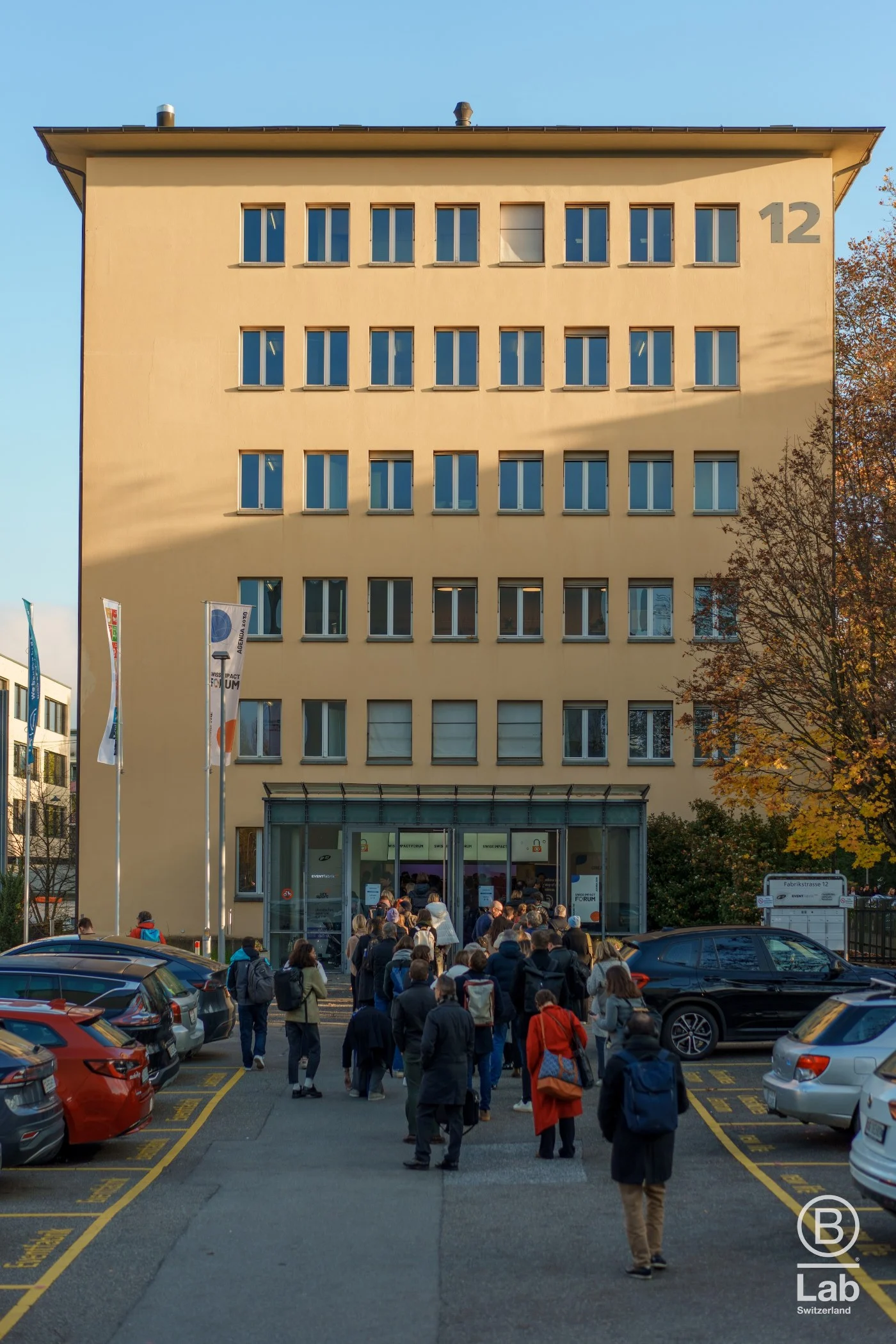 Gebäude an der Fabrikstrasse 12 in Bern auf dem Weg zum Eventforum Bern
