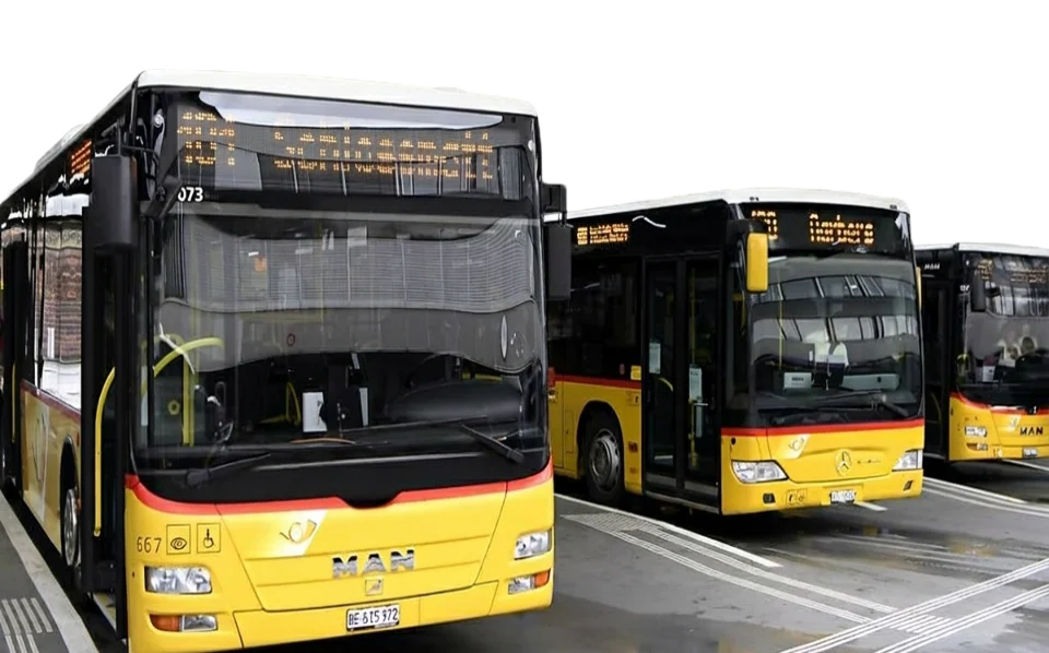 Gelbe PostAutos der Linie 101 für die Anreise zum Eventforum Bern