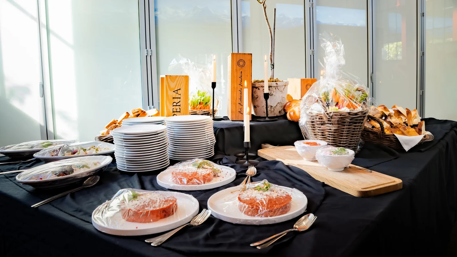 Apéro-Buffet mit Tellern und Häppchen im Foyer des Eventforum Bern
