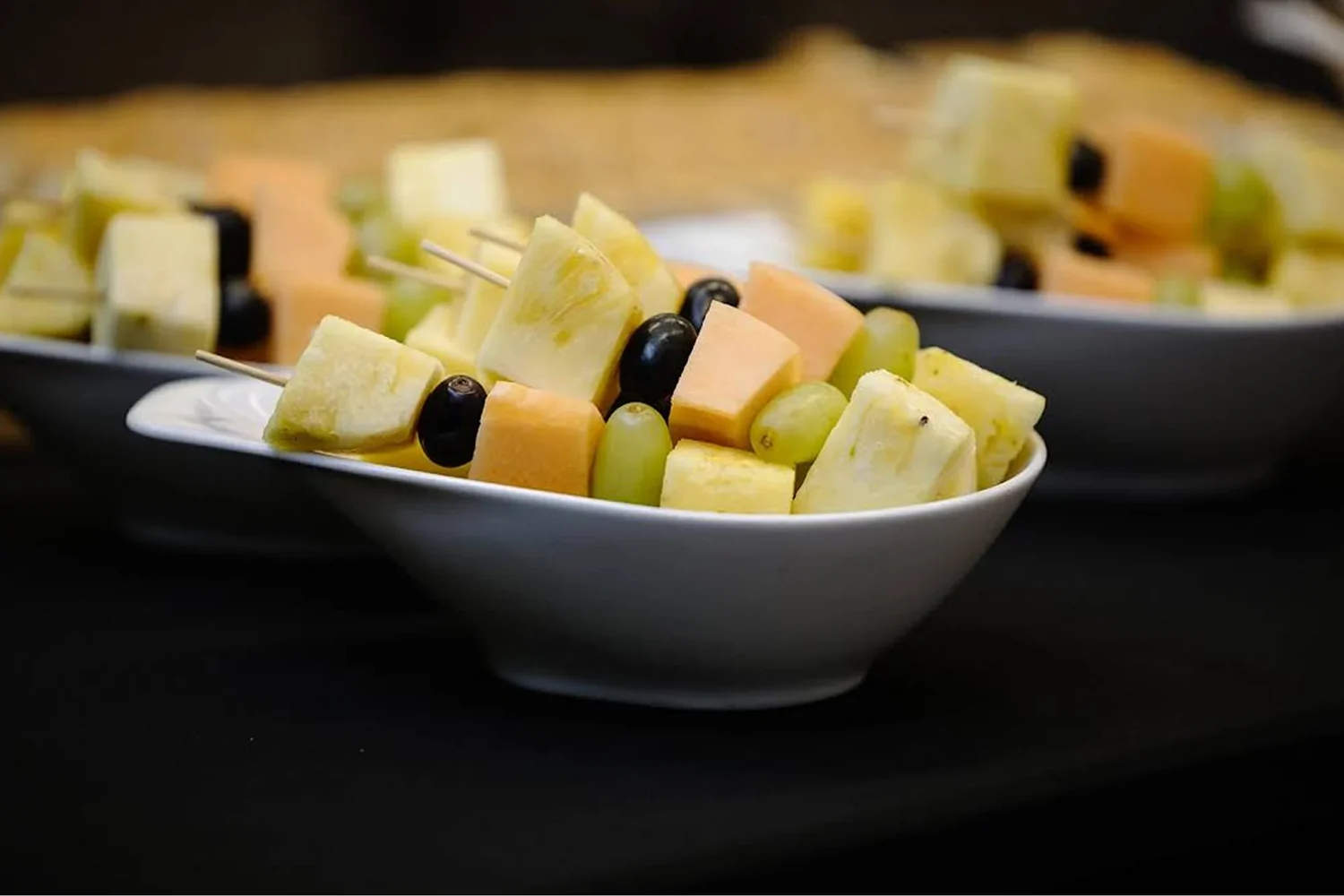Schalen mit Fruchtspiessen für den Apéro