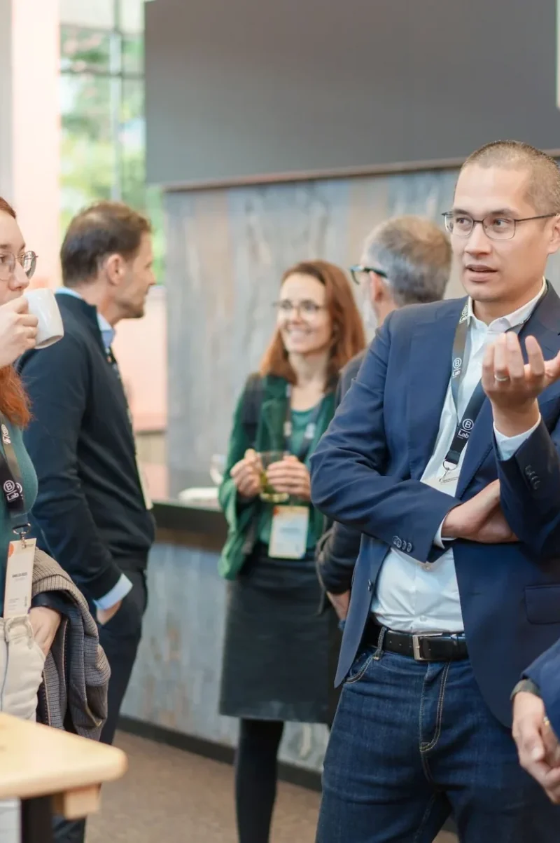Gäste im Gespräch beim Apéro im Foyer des Eventforum Bern