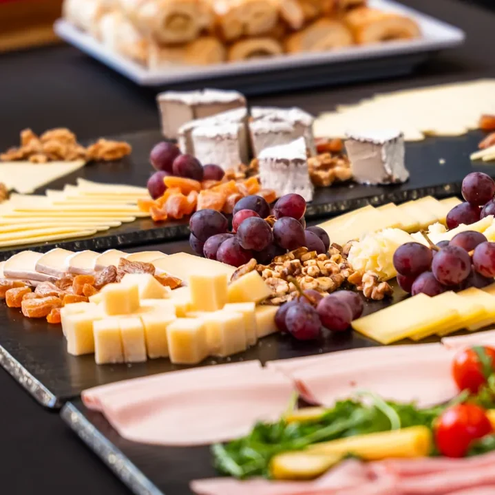 Apéro-Platte mit Käse, Trauben und Nüssen