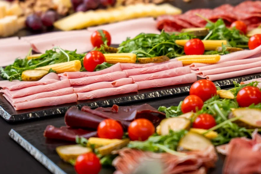 Apéro-Platten mit Aufschnitt, Tomaten und Rucola