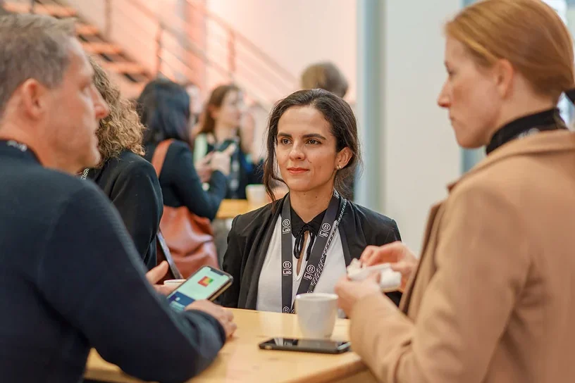 Teilnehmende im Gespräch an einem Stehtisch im Eventforum Bern