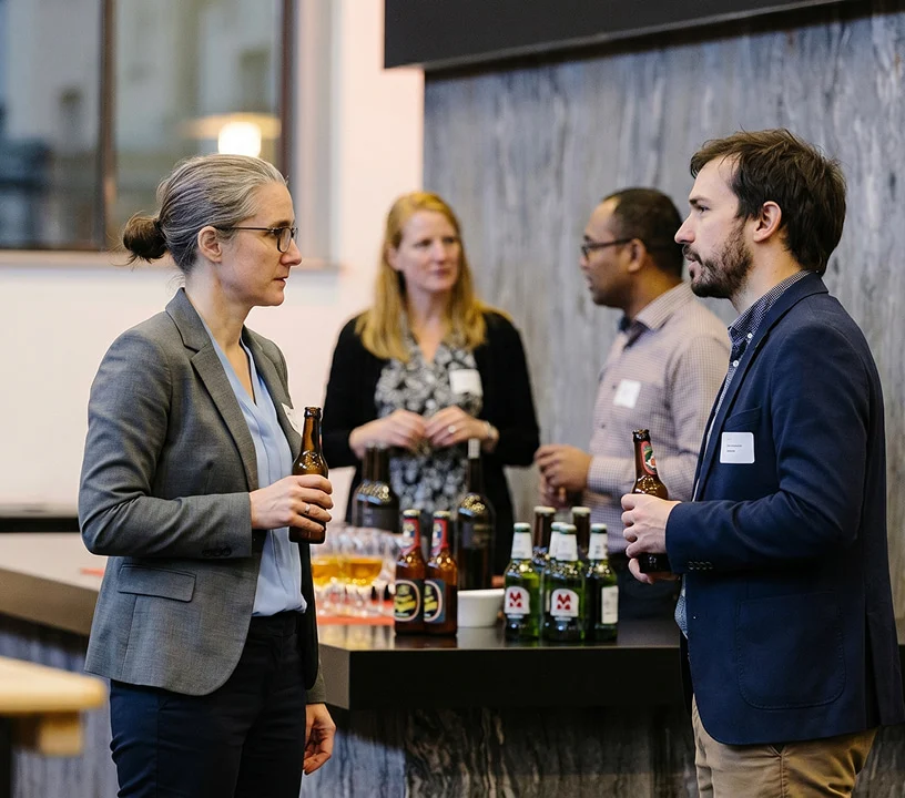 Gäste beim Apéro mit Getränken und informellem Austausch im Eventforum Bern.