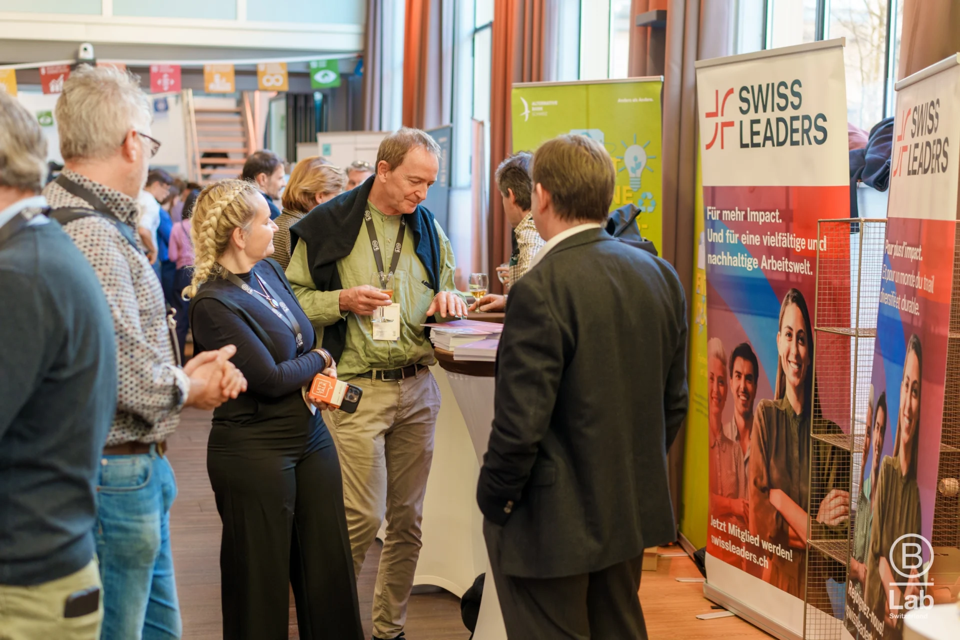 Ausstellungsbereich mit Messeständen und Roll-ups im Eventforum Bern
