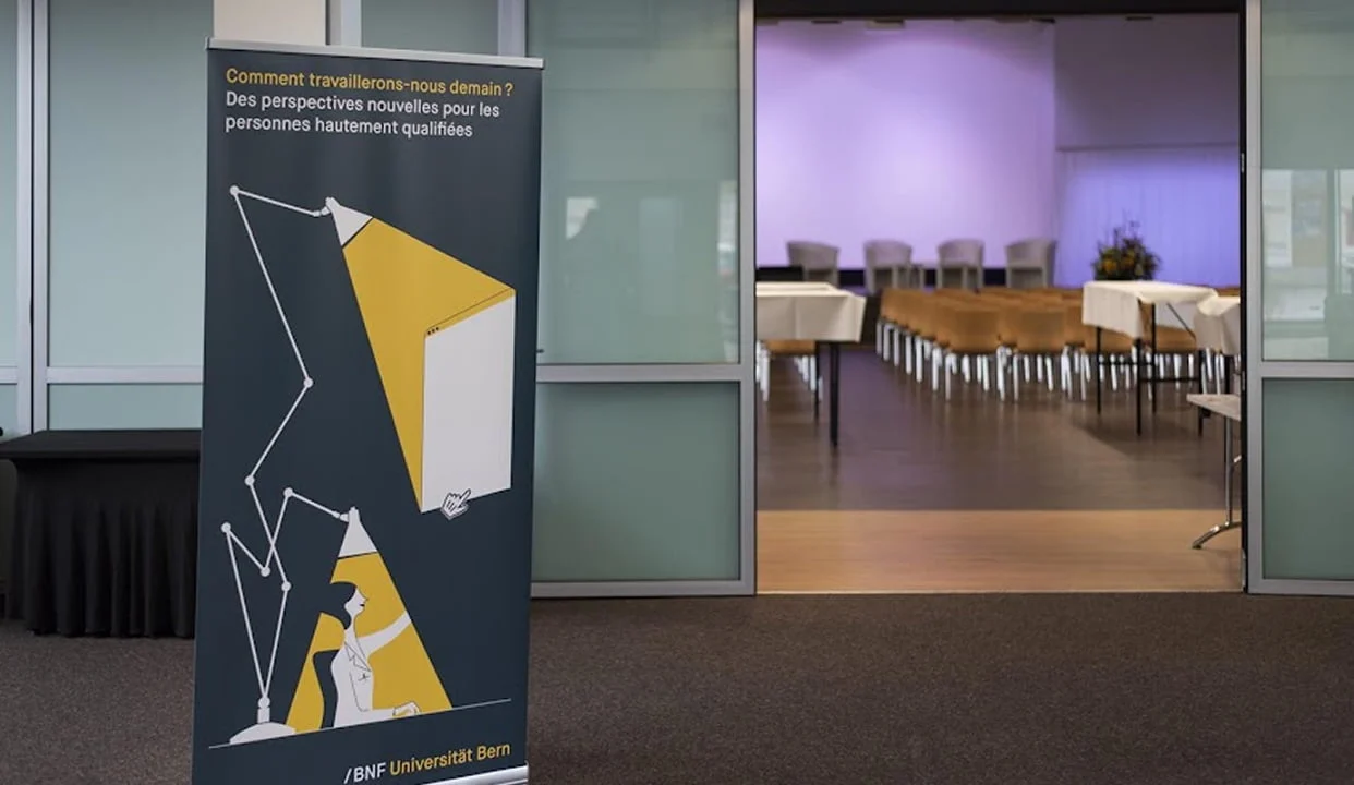 Roll-up-Banner vor dem Eingang zur Eventhalle im Eventforum Bern.