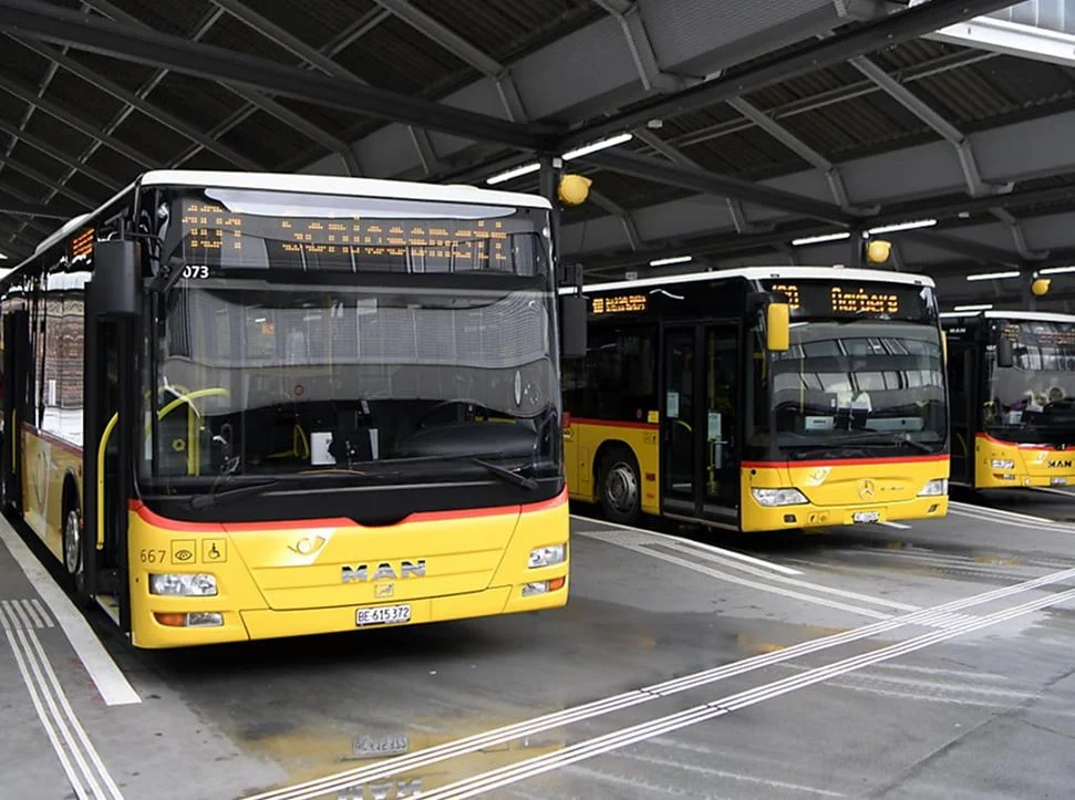 Linienbusse am Busbahnhof Bern als Hinweis auf die Erreichbarkeit mit öffentlichen Verkehrsmitteln.