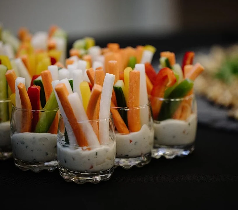 Gemüsesticks mit Dip als Verpflegung für einen Business Lunch.
