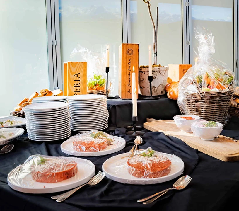 Catering-Buffet und Apéro im Foyer des Eventforums Bern.