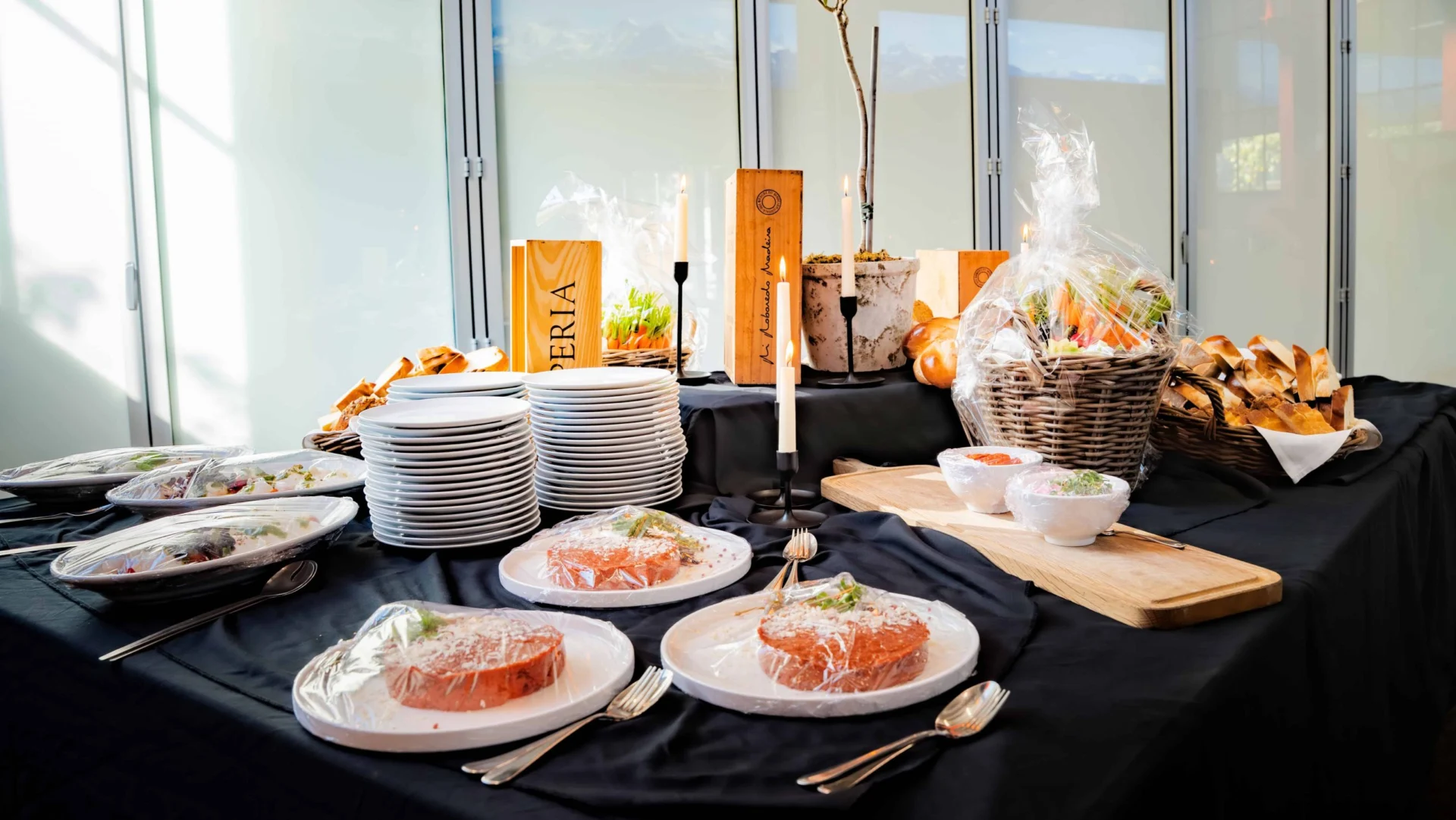 Catering-Buffet und Apéro im Foyer des Eventforums Bern.