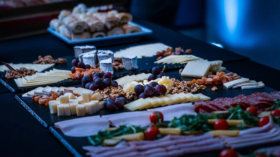 Catering-Buffet mit Käse, Aufschnitt, Trauben und Nüssen für eine Veranstaltung im Eventforum Bern.