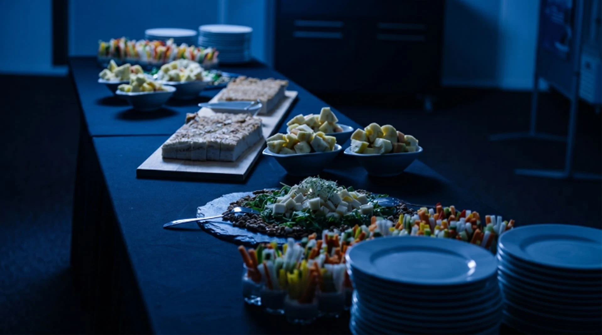 Langes Apéro-Buffet mit Focaccia, Platten, Gemüsesticks und Tellern im Eventforum Bern