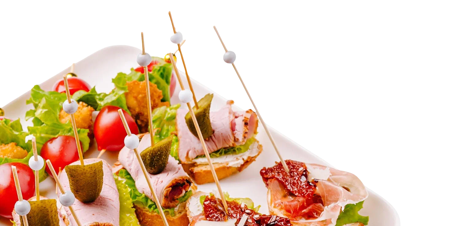 Platte mit belegten Canapés und Fingerfood vom Catering-Partner