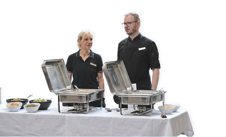 Catering-Team am Buffet mit warmen Speisen im Eventforum Bern.