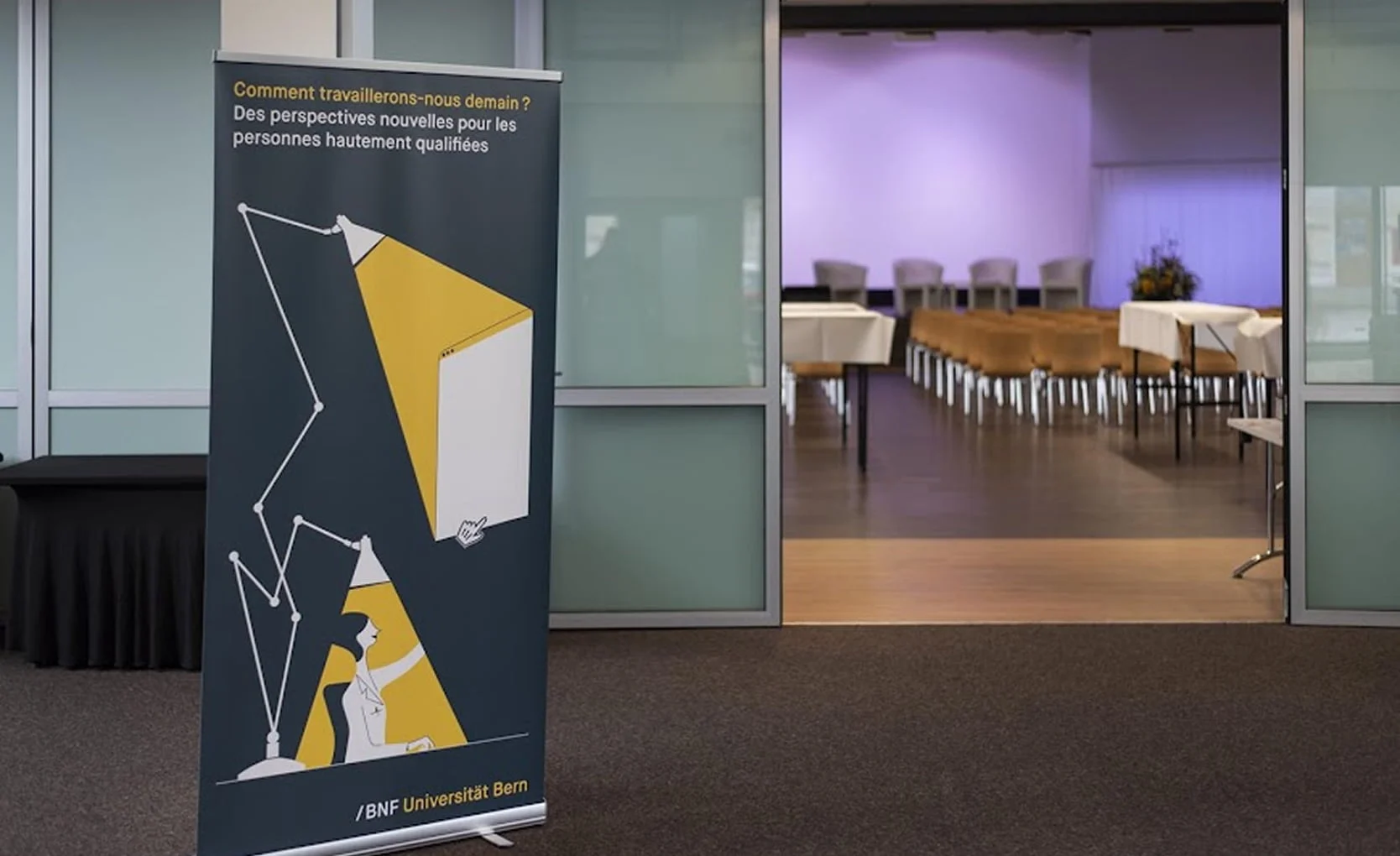 Roll-up-Banner vor dem Eingang zur Eventhalle im Eventforum Bern.
