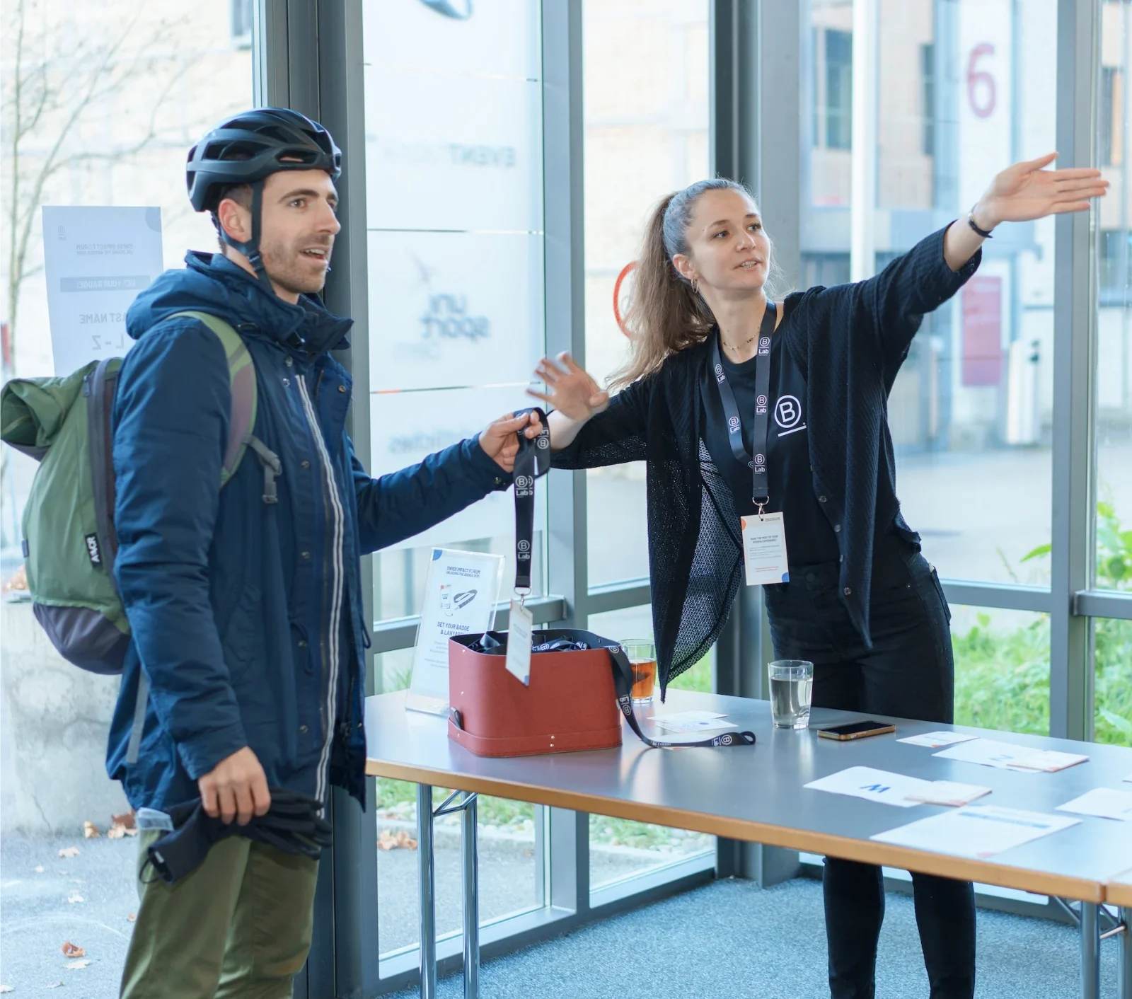 Begrüssung der Gäste am Empfangstisch im Foyer zum Start des Seminartags.