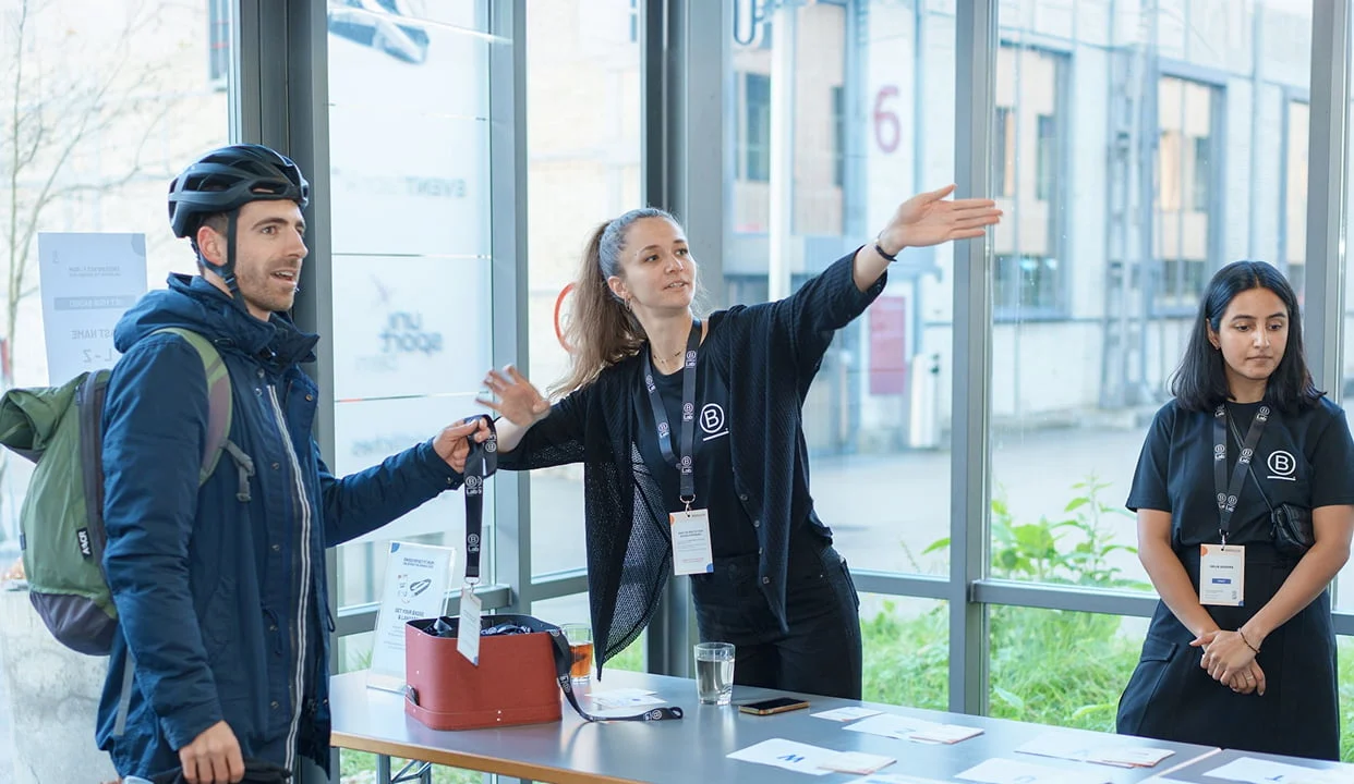 Begrüssung der Gäste am Empfangstisch im Foyer zum Start des Seminartags.