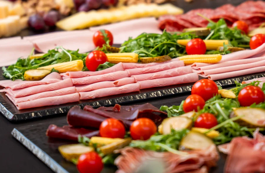 Apéro platters with cold cuts, cheese, tomatoes and rocket at an event at the Eventforum Bern