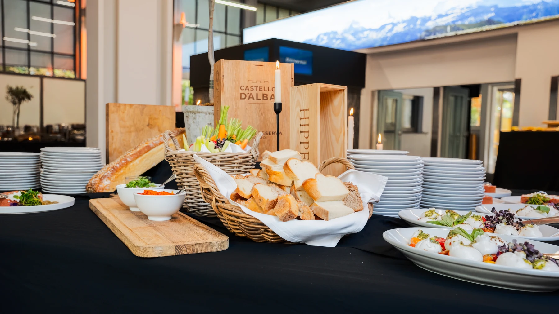 Buffet d’apéritif dînatoire à Eventforum Bern, avec pain, bâtonnets de légumes, sauces et assiettes d’entrées dressées.