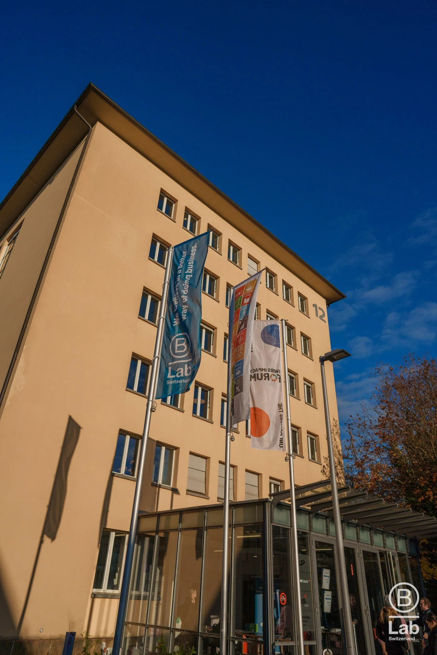 Gebäude des Eventforum Bern mit Fahnen an der Fassade