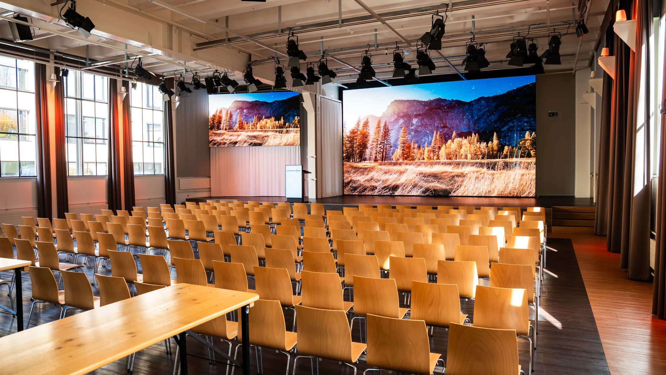 Bestuhlter Plenarsaal mit Blick auf die Bühne