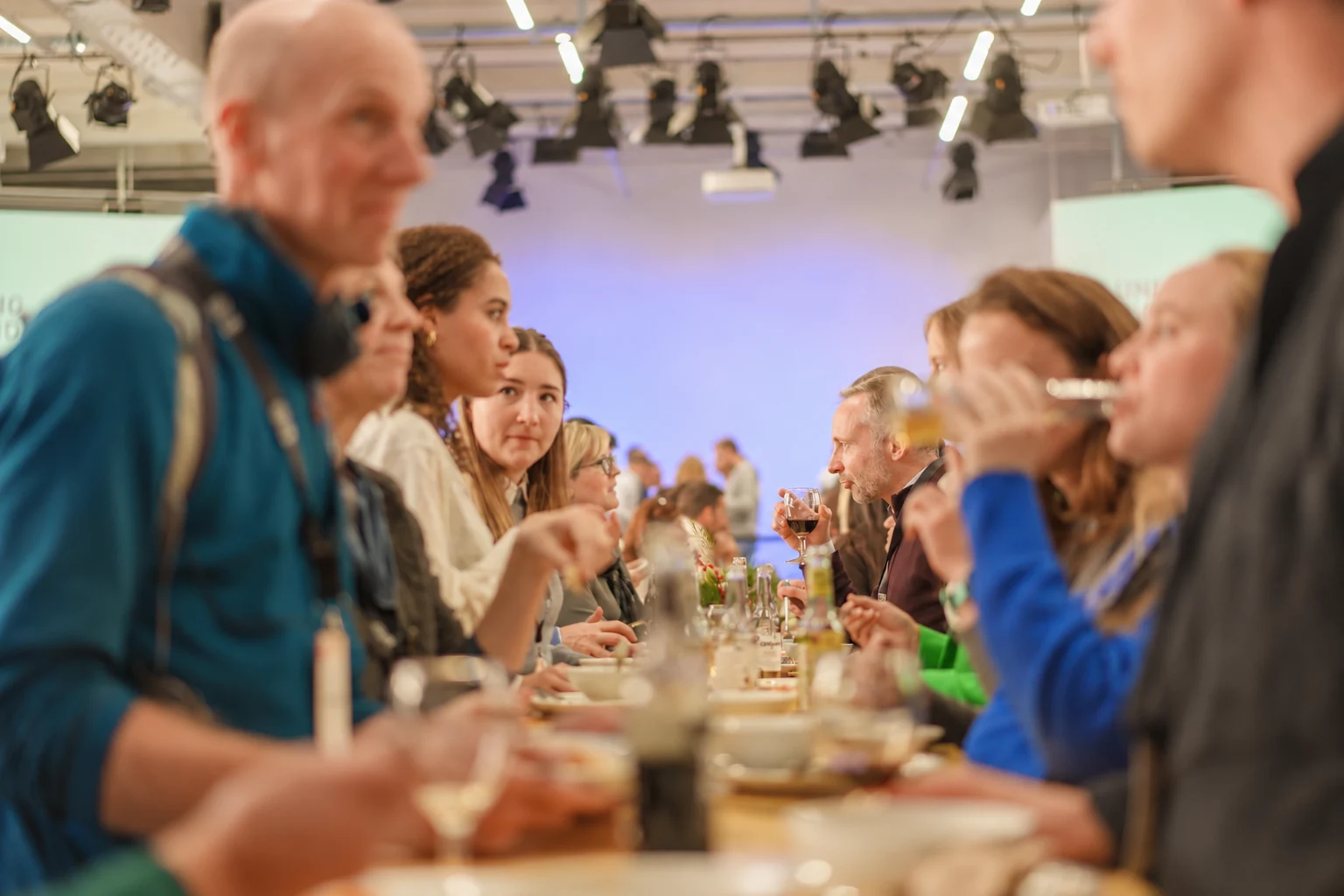 Gäste beim gemeinsamen Essen im Eventforum Bern