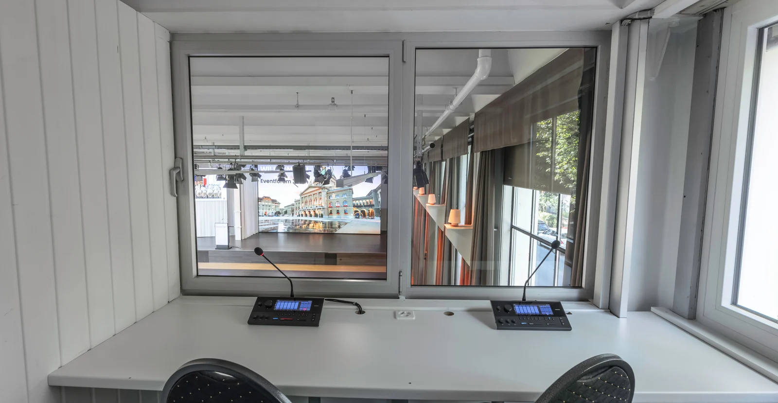 Dolmetscherkabine im Eventforum Bern mit zwei Dolmetscherpulten und Blick in die Eventhalle