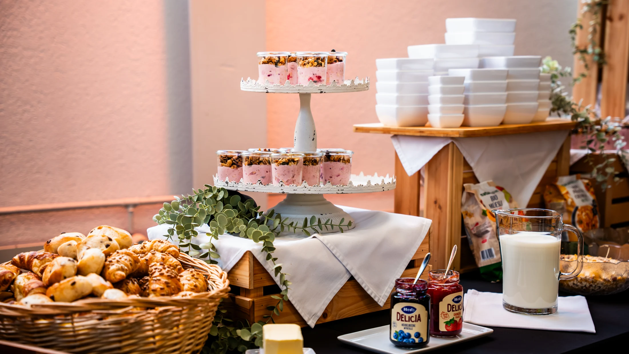 Breakfast buffet with pastries, yoghurt and muesli for a seminar day.
