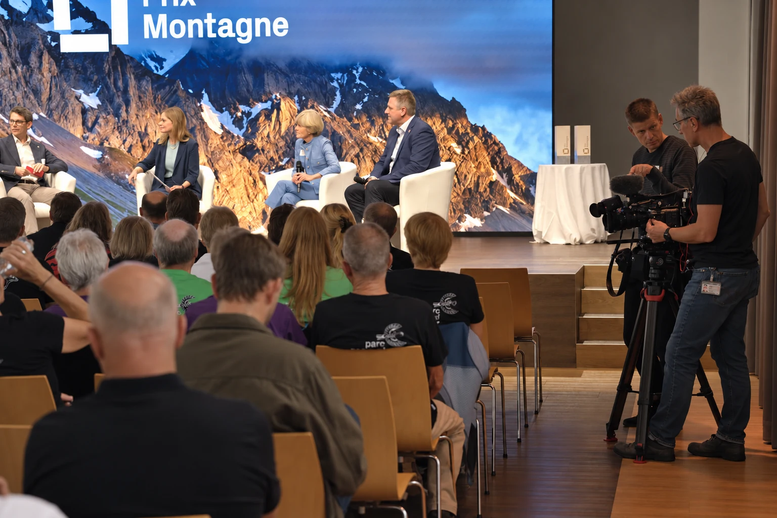 Table ronde avec public, mur LED et équipe de tournage à Eventforum Bern.